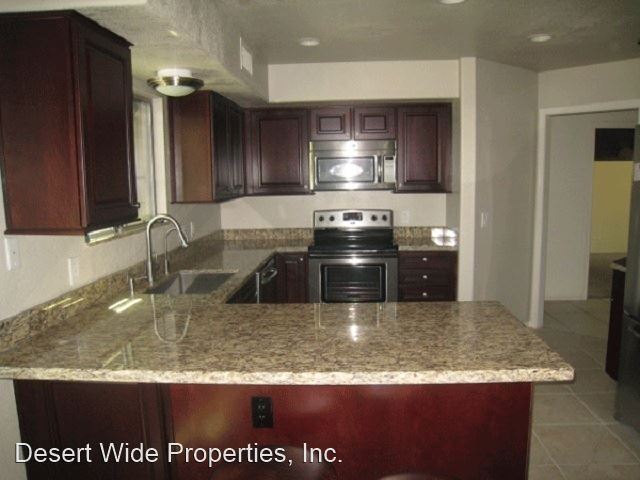 Building Photo - 3 br, 2.5 bath House - 1462 W. ELGIN ST