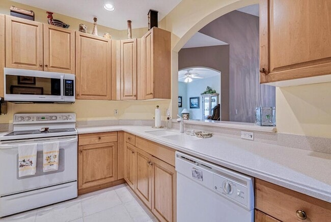 Building Photo - 9795 Crescent View Dr S