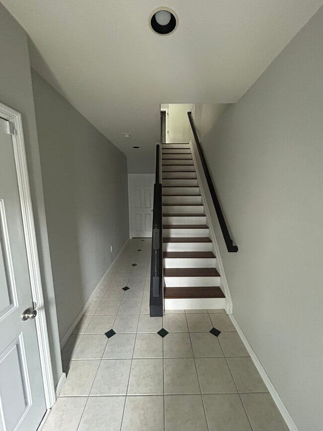 Building Photo - 560 Empress Ave