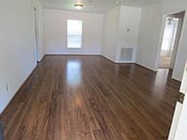 Foto del edificio - 2 Bed, 1 Bath Home with Bonus Room in Bryan for August Move in!