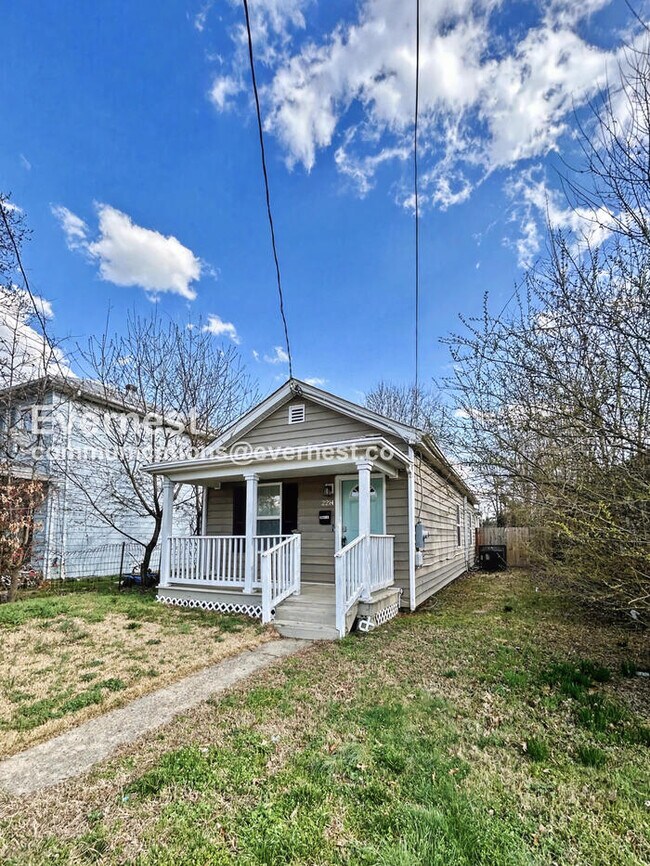 Foto del edificio - Charming 2 Bed, 1 Bath with Fenced Yard and Stainless Steel Appliances