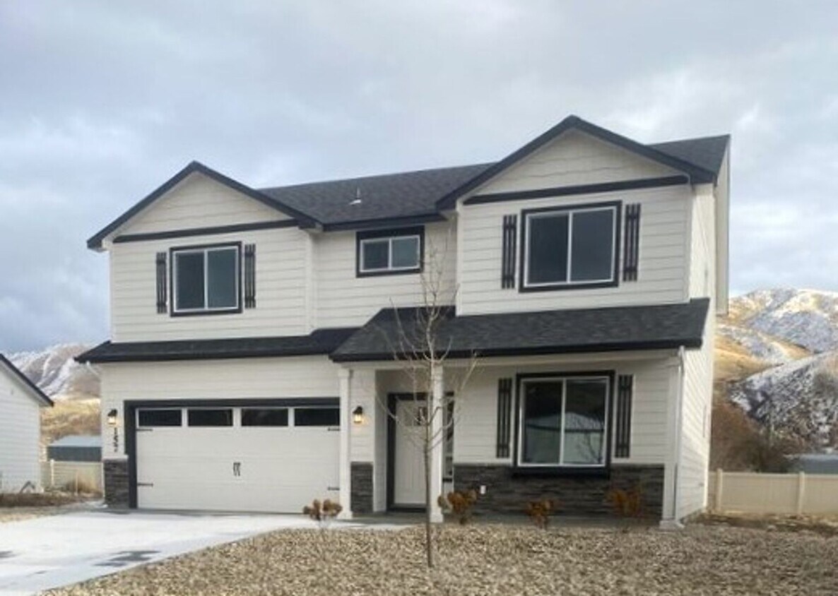 Primary Photo - Beautiful newer 4 bed 3 bath home located ...