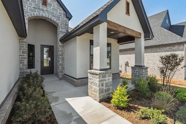 Building Photo - 5 Bed | 4 Bath House