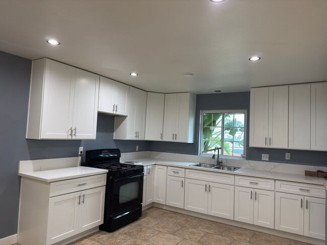 Foto del edificio - Cozy 3-Bedroom Home with Spacious Backyard...
