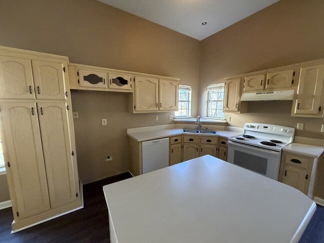 Foto del edificio - 6675 Whitten Pine Dr