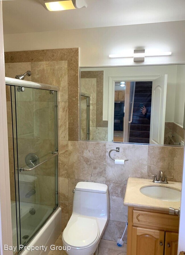 Building Photo - 4 br, 3 bath House - 1081 Le Conte Ave #7