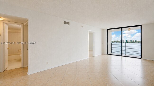 Building Photo - 114 Lake Emerald Dr