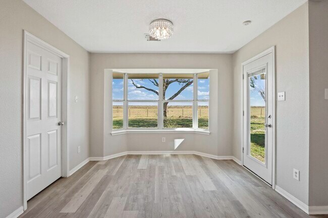 Foto del edificio - 2445 Woods Rd