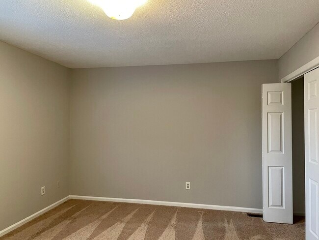 Building Photo - 1710 Village Lake Dr