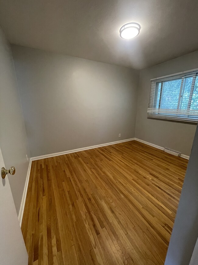 Building Photo - 729 Robinwood Ln