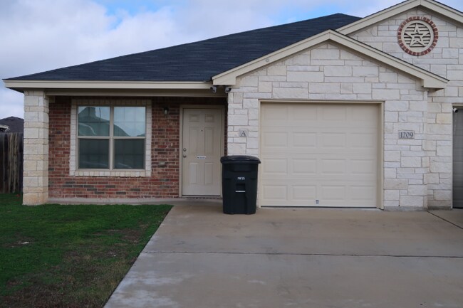 Building Photo - 1209 Vanguard Ln