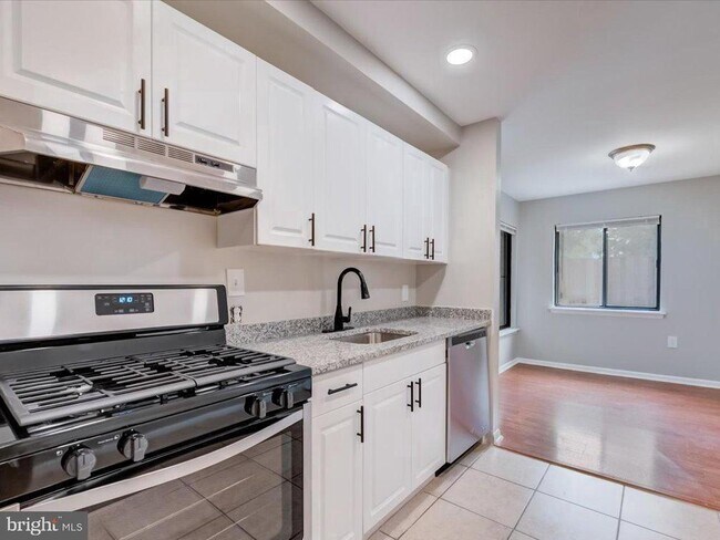 Foto del edificio - 2844 Dover Ln
