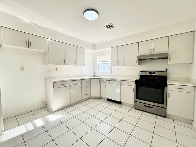 Building Photo - 7100 Durham Ave