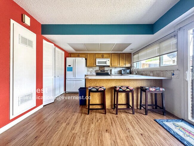 Foto del edificio - Lovely 3-Bedroom Townhome with Modern Comf...