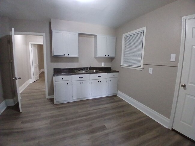 Building Photo - Updated 2 bedroom 1 bath duplex