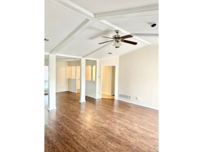 Building Photo - Beautiful Four Bedroom Home in the Red Bir...
