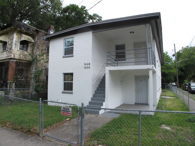 Building Photo - 1666 N Myrtle Ave