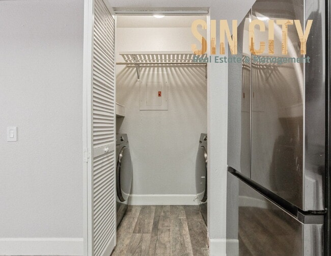 Building Photo - "Spacious 2-Bed, 2-Bath Condo Retreat on W...