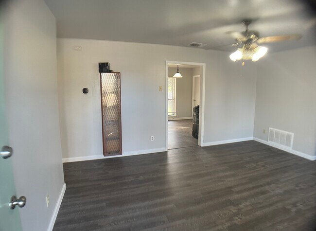 Sala de estar desde la puerta de entrada. - 1442 Parnell Ave