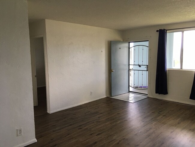 Building Photo - Renovated 2 bedroom! Great Location!