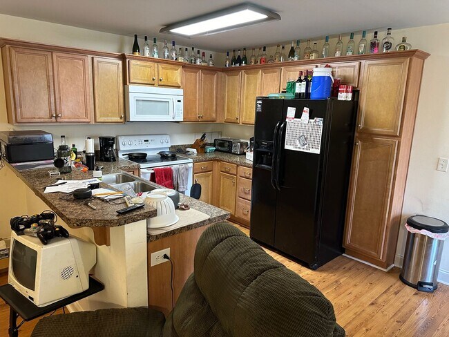 Foto del edificio - Three Bedroom Off MLK Pre-Leasing