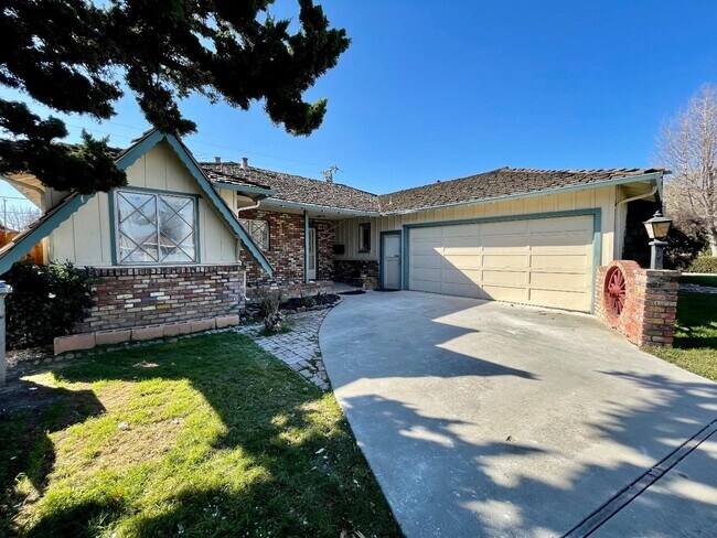 Building Photo - 1473 Padres Dr