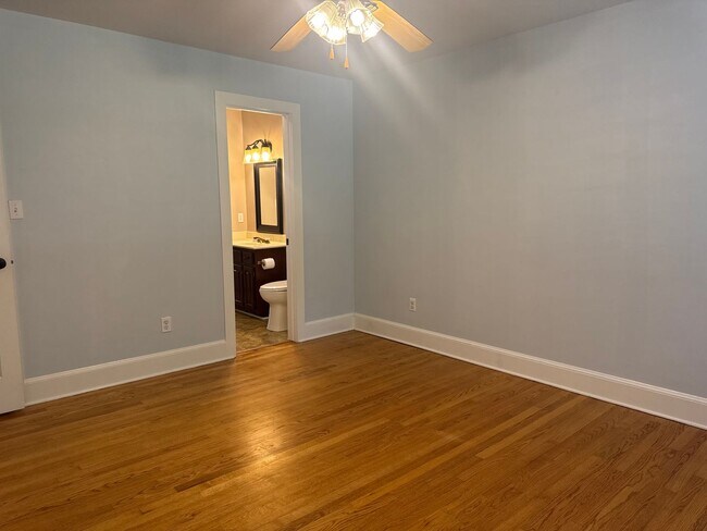 Foto del edificio - 8024 Bradford Ln