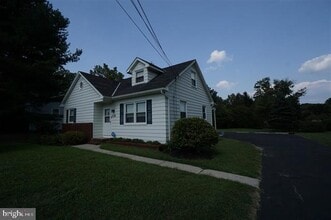 Building Photo - 135 Knoll Dr