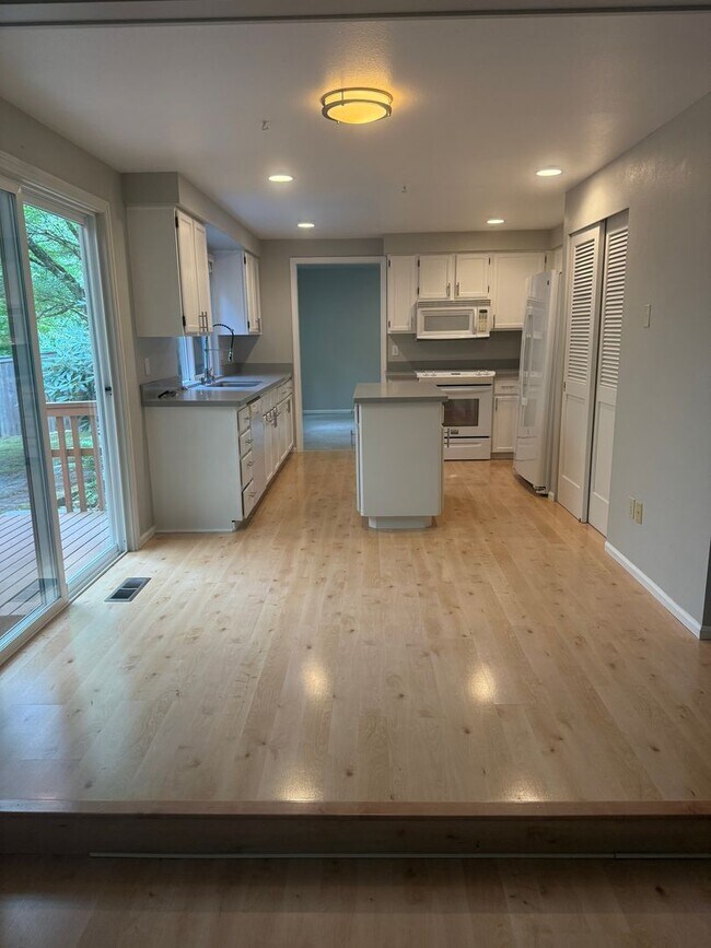 Building Photo - $3900.00 3 Bedroom 2.5 Bath Modern Style Home in Kirkland