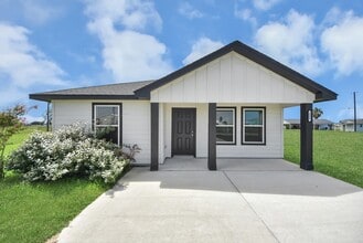 Building Photo - 688 Swallow Dr