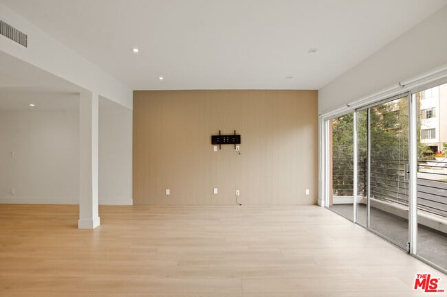 Foto del edificio - 10630 Wilkins Ave