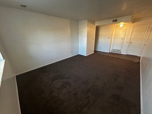 Building Photo - 1415 W Maple Ave