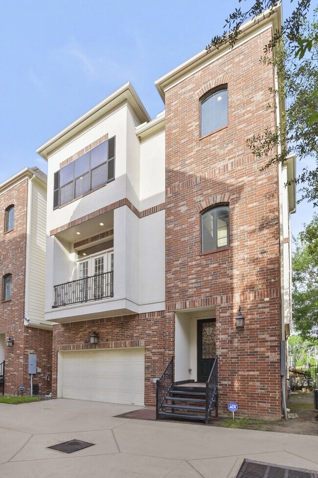Foto del edificio - Elegant 3-Bedroom Home in Gated Inner Loop...