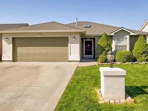 Building Photo - 2211 N Interlachen Ln