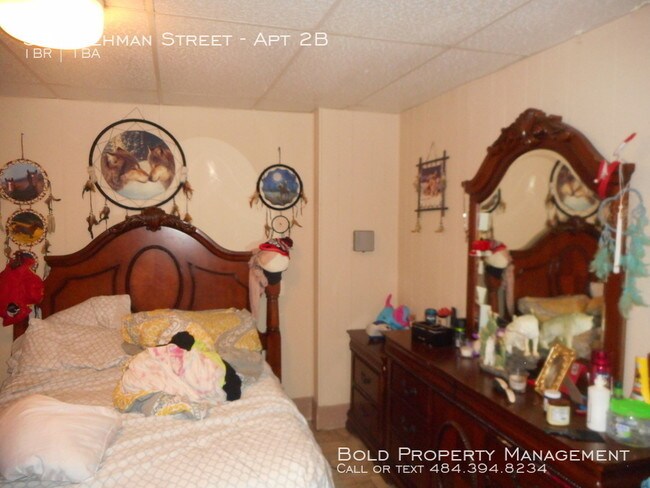 Building Photo - 2nd Floor 1 Br Apartment Heat included 575/m