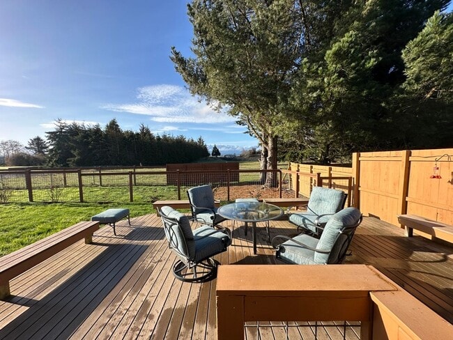 Building Photo - Lovely, furnished home with mountain views...