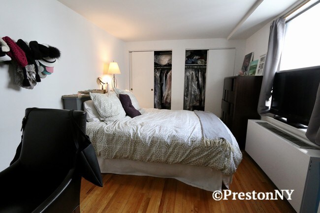 Foto del edificio - 121 E 12th St