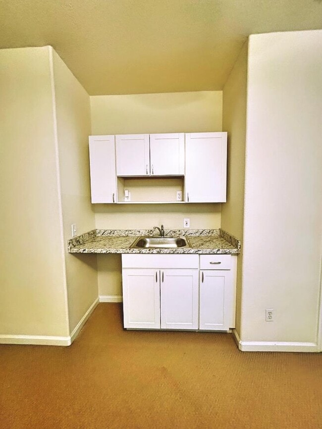 Foto del edificio - 784 Begonia Dr