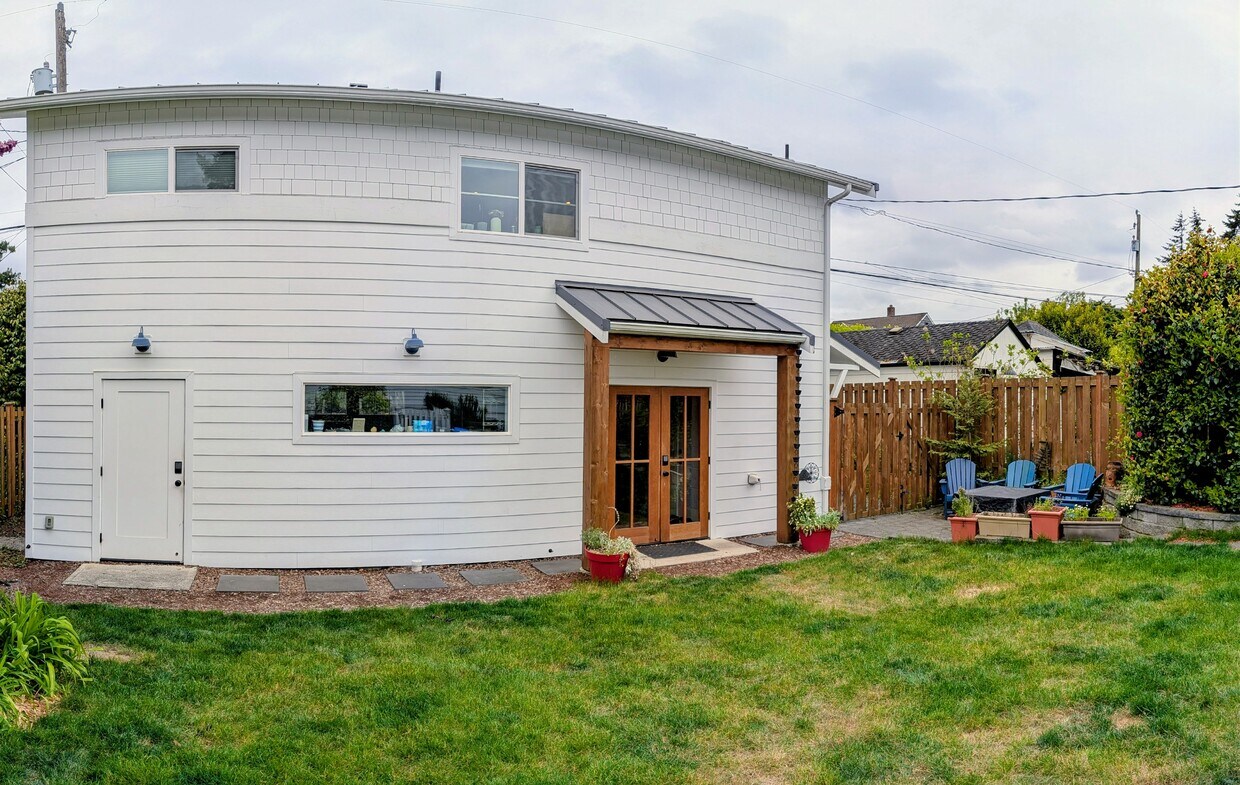 Entire building and yard to yourself ! - 3240 29th Ave W