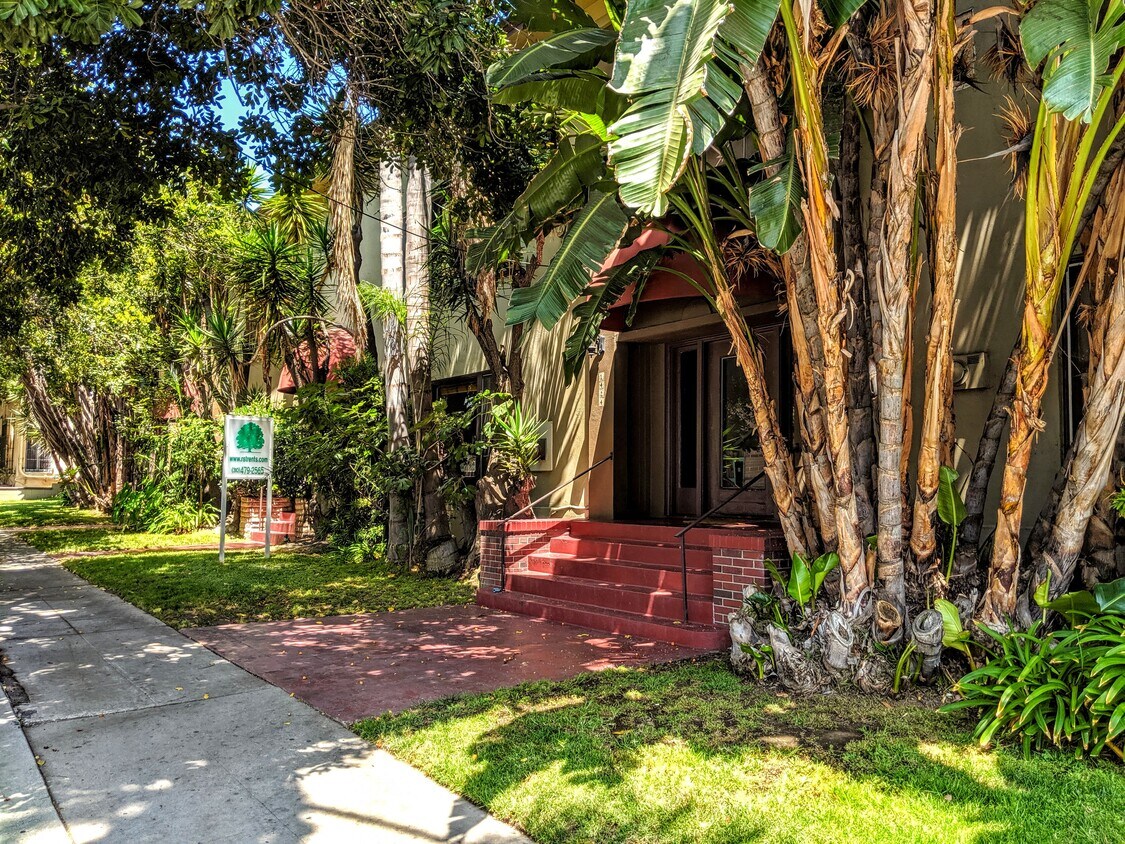 Primary Photo - 1424 N Gardner St