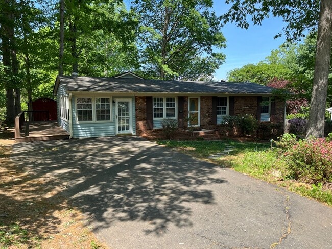Charming 3-bedroom, 1.5-bathroom property in Pfafftown - Charming 3-bedroom, 1.5-bathroom property in Pfafftown House
