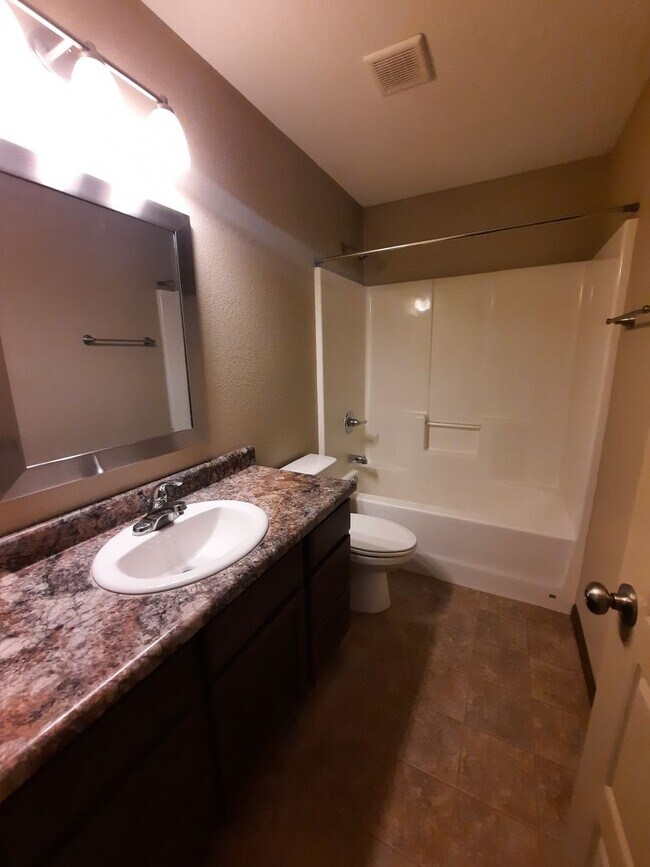 Foto del edificio - 4 BED | 3 BATH | DOUBLE GARAGE | MALL RIDGE