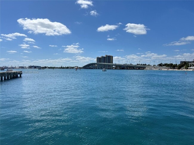 Foto del edificio - 2401 Lake Dr