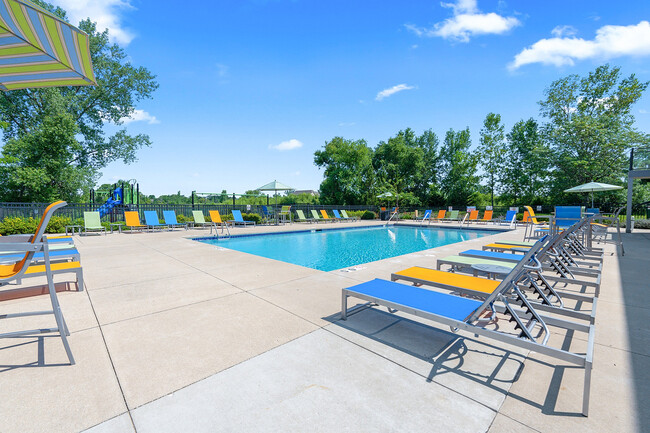 Piscina y solárium en los apartamentos Saddlebrook - Saddle Brook Apartments