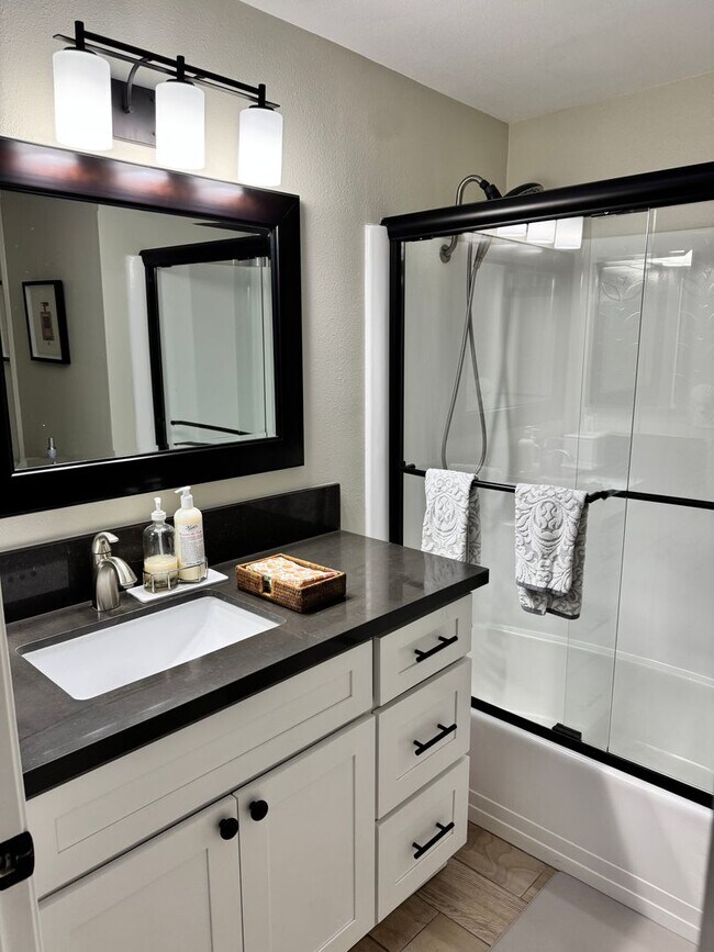 Foto del edificio - Charming 2-Bedroom, 1.5-Bath Apartment with Private Yard and 1 Car Garage