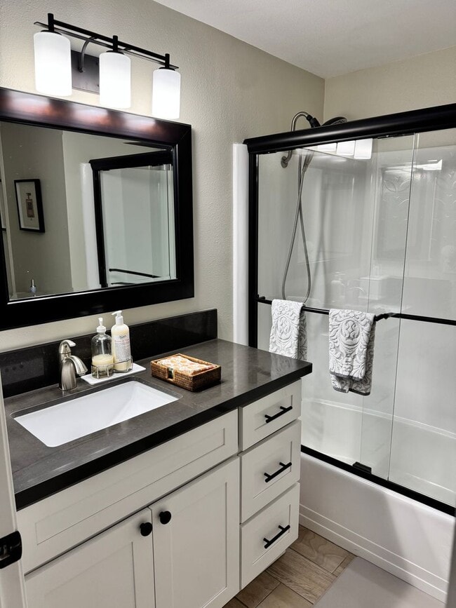 Building Photo - Charming 2-Bedroom, 1.5-Bath Apartment with Private Yard and 1 Car Garage