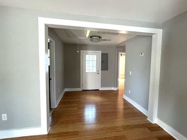 Building Photo - Brick 3 bedroom, 2 bath ranch style home, ...