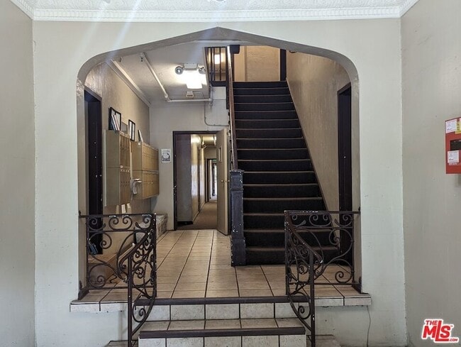 Building Photo - 607 S Dunsmuir Ave
