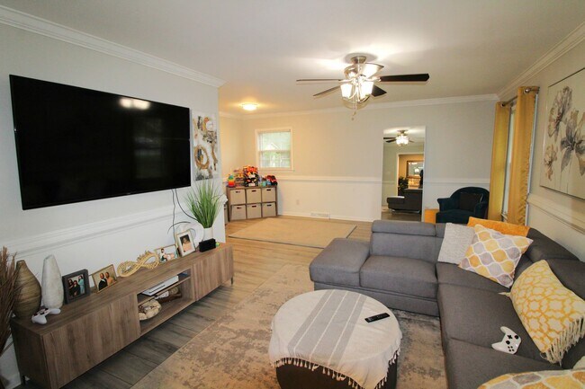 Building Photo - 3 Bedroom Brick Ranch in Idlewild Farms