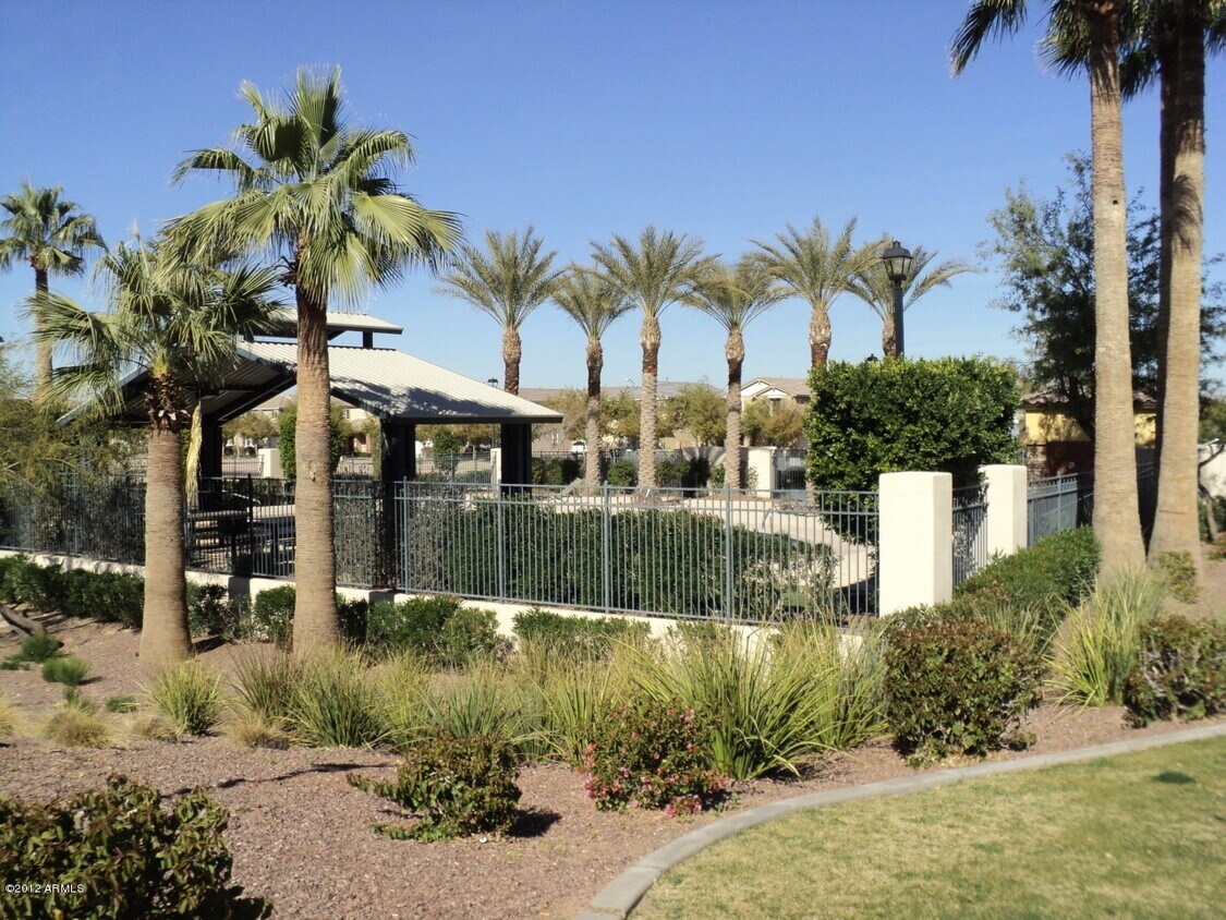 Foto principal - 2273 E Huntington Dr